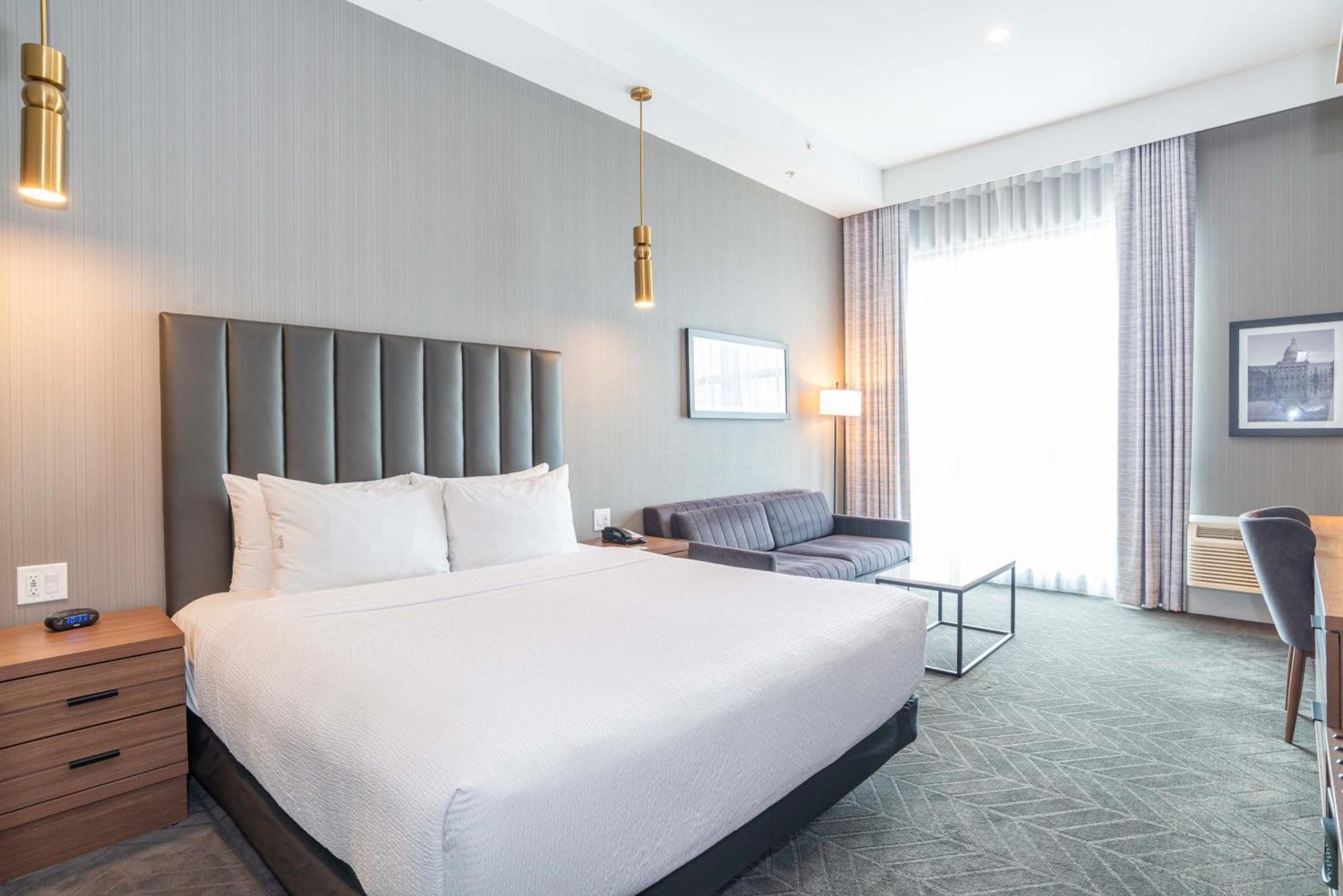 Hotel Sandman Signature